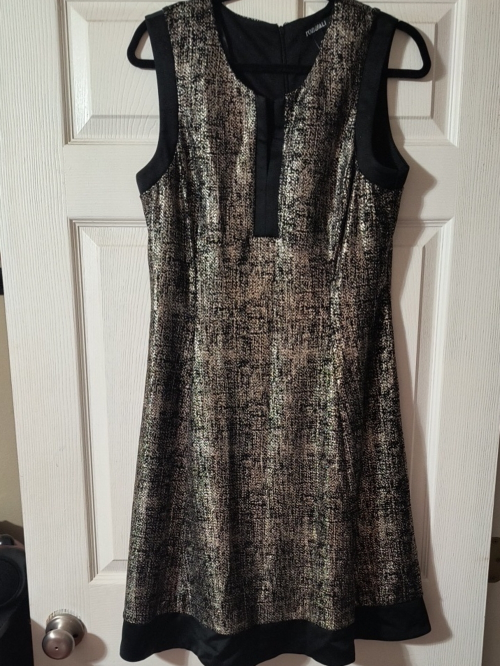 Roz & Ali Metallic Black and Gold Textured Sleeveless Dress